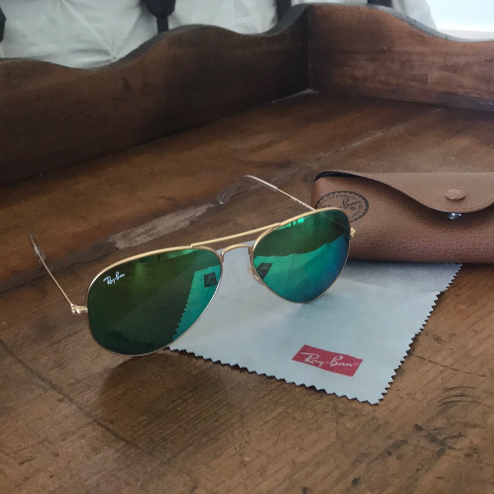 Women’s Ray Ban aviators in great condition.